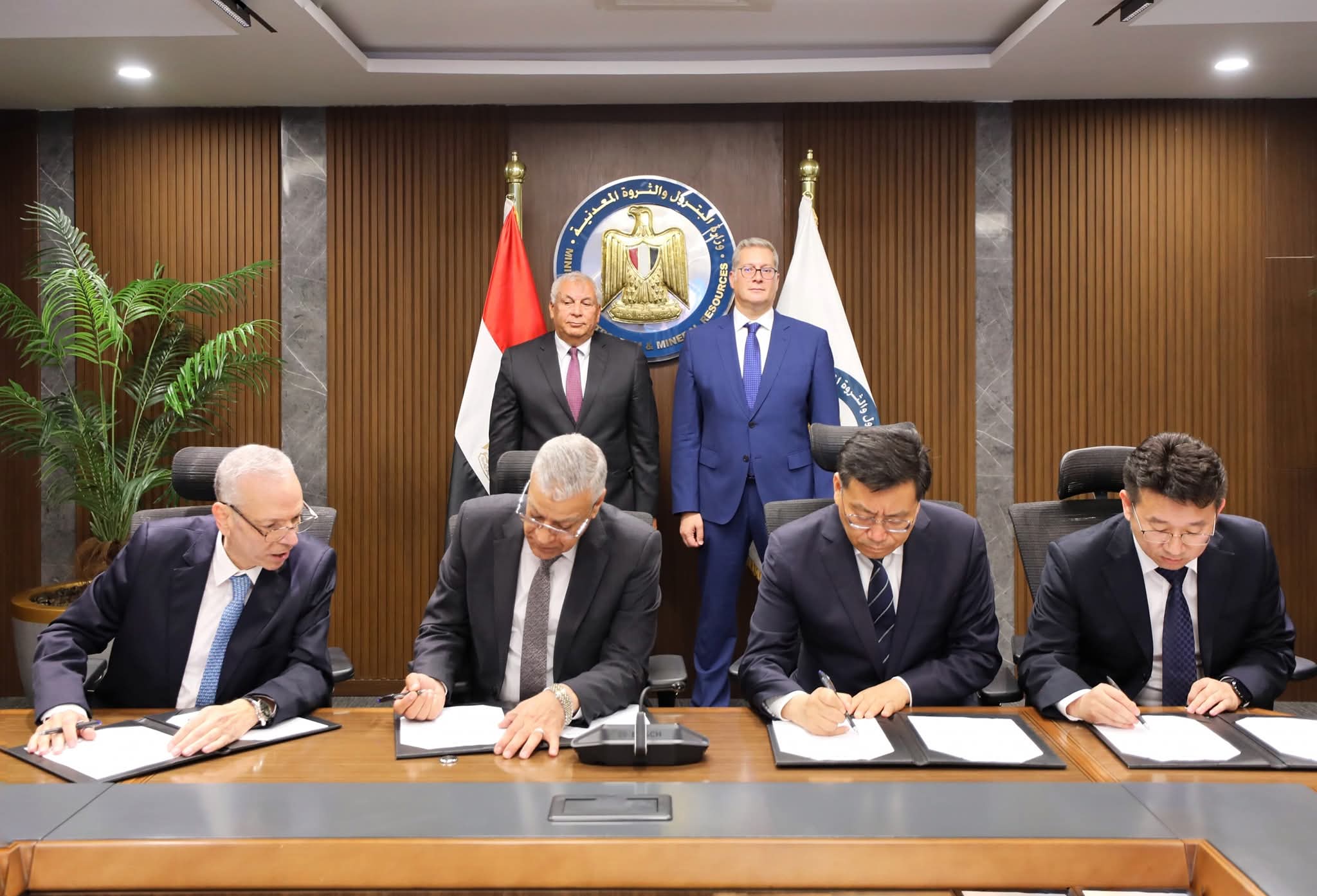 توقيع العقود النهائية لبدء تنفيذ مجمع إنتاج حامض الفسفوريك بالوادى الجديد