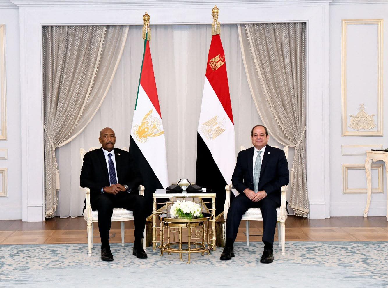 الرئيس يبحث مع البرهان مستجدات الأوضاع فى السودان