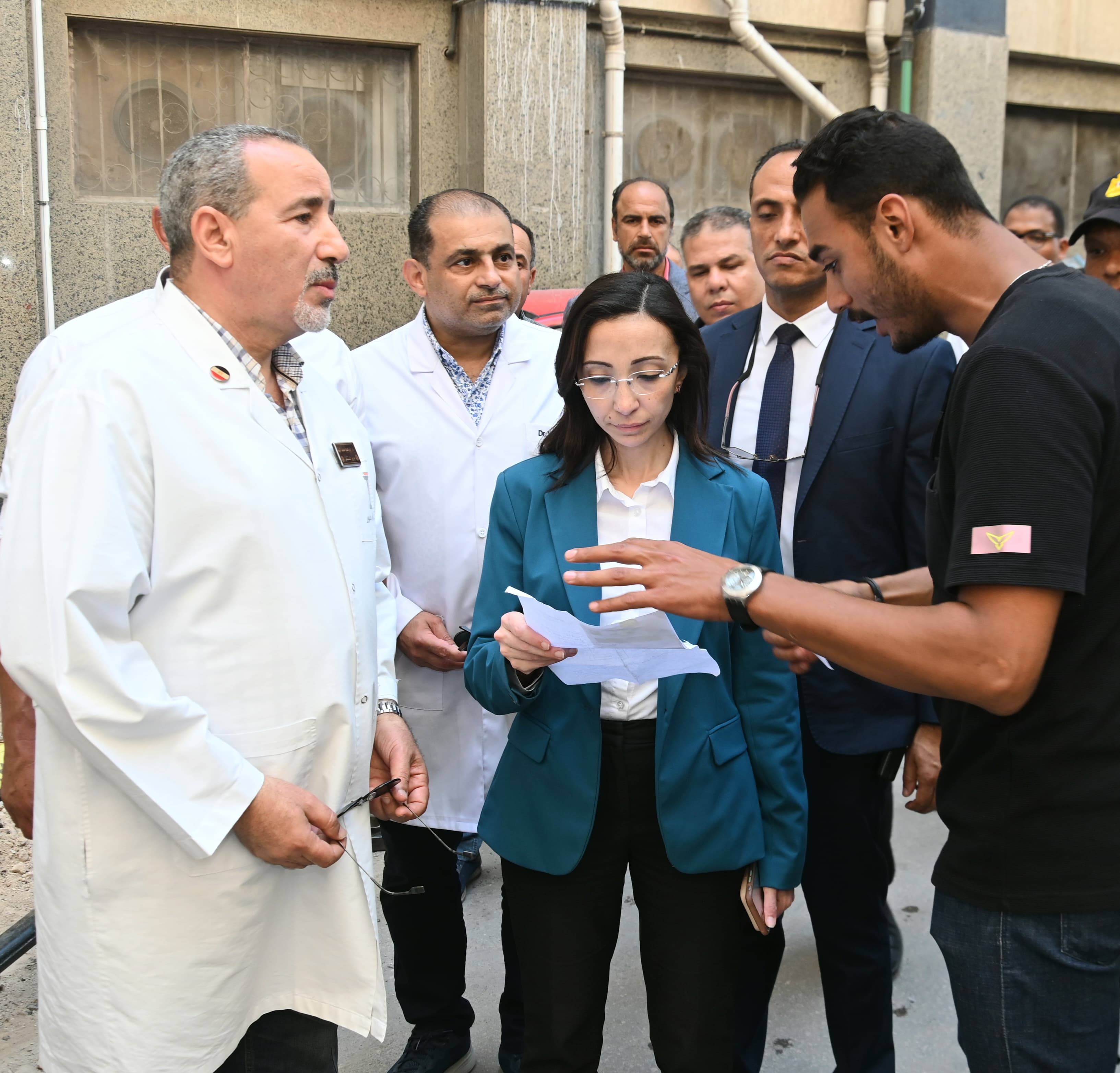 محافظ البحيرة تفاجئ مستشفى دمنهور..إحالة مدير المخازن واثنين آخرين للتحقيق