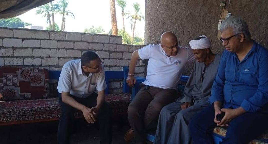وكيل صحة قنا يزور مريضًا في منزله ويعتذر له
