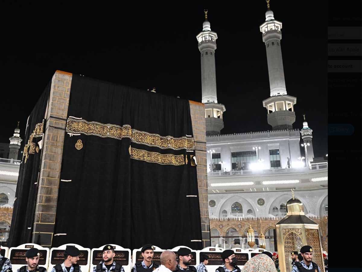 استبدال كسوة الكعبة المشرفة .. مع بداية العام الهجري الجديد