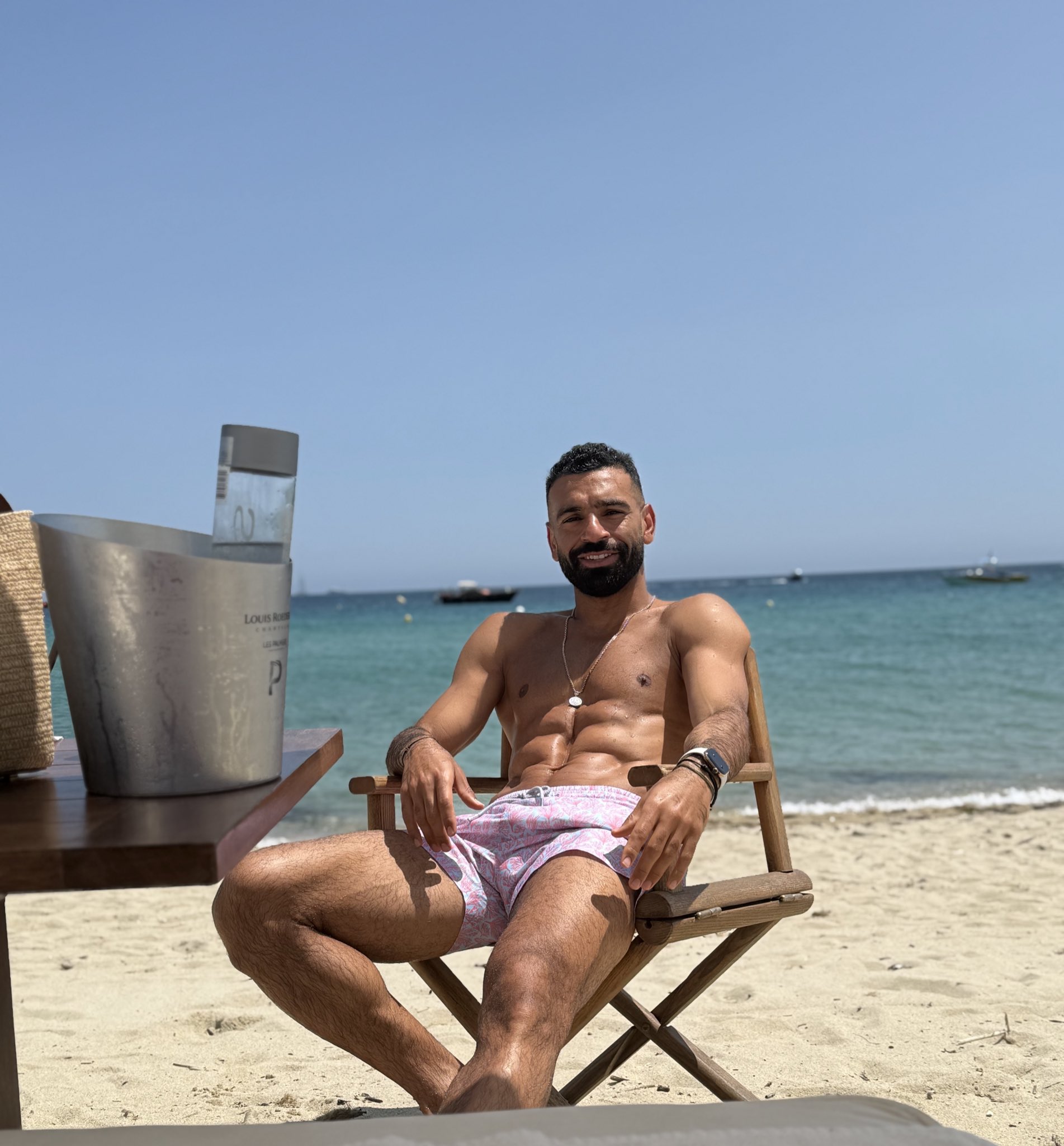 صلاح يشارك متابعيه بصورة من المصيف - الخبر لايف