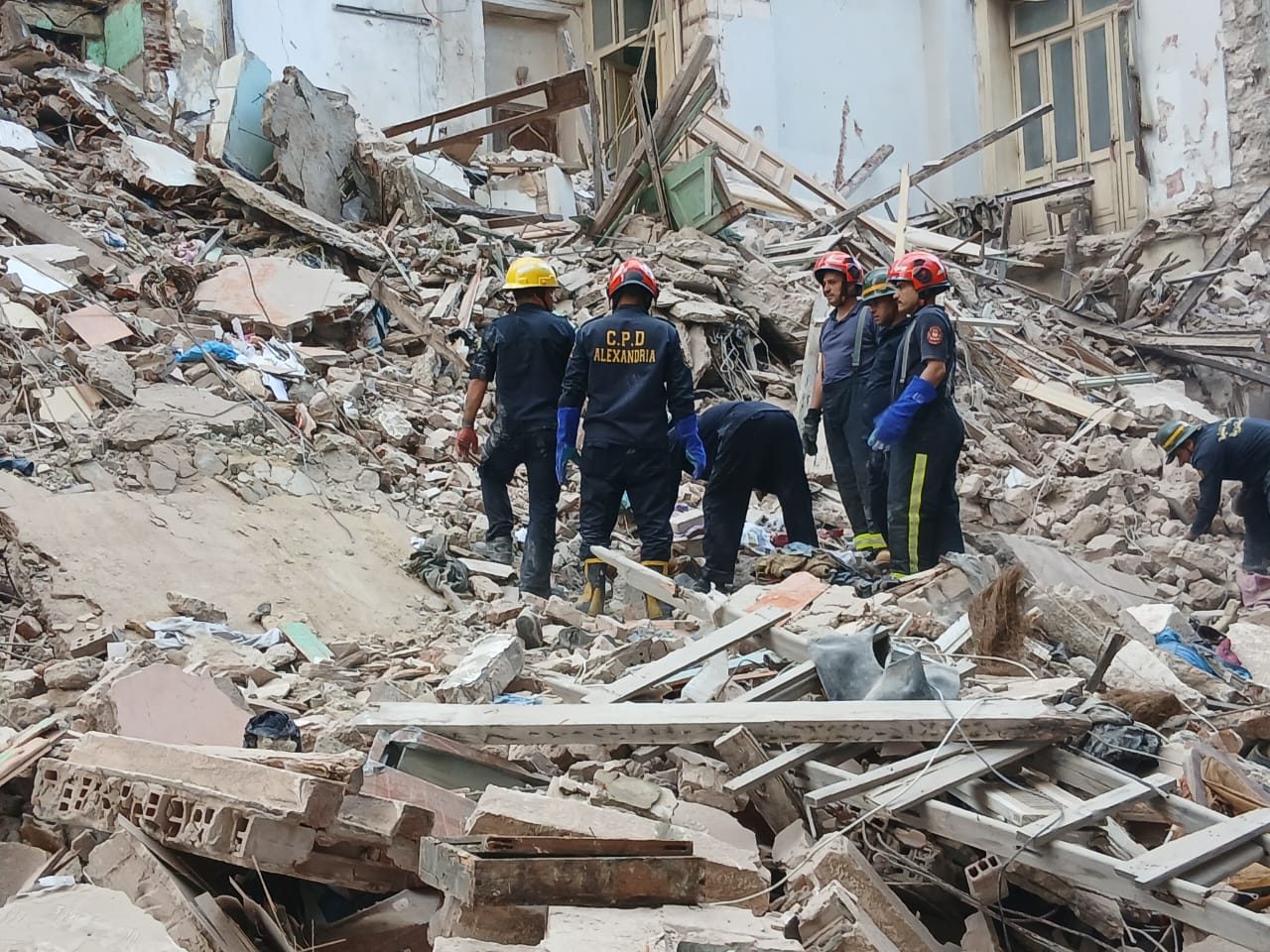 انهيار عقار سكنى بالإسكندرية.. مصرع وإصابة 8 أشخاص