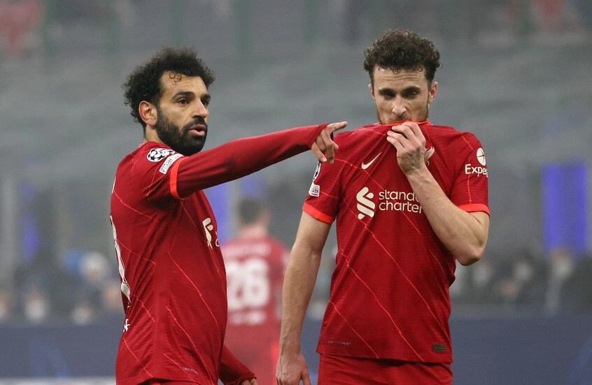 محمد صلاح يقطع إجازته ويعود إلى بريطانيا حزناً على جوتا