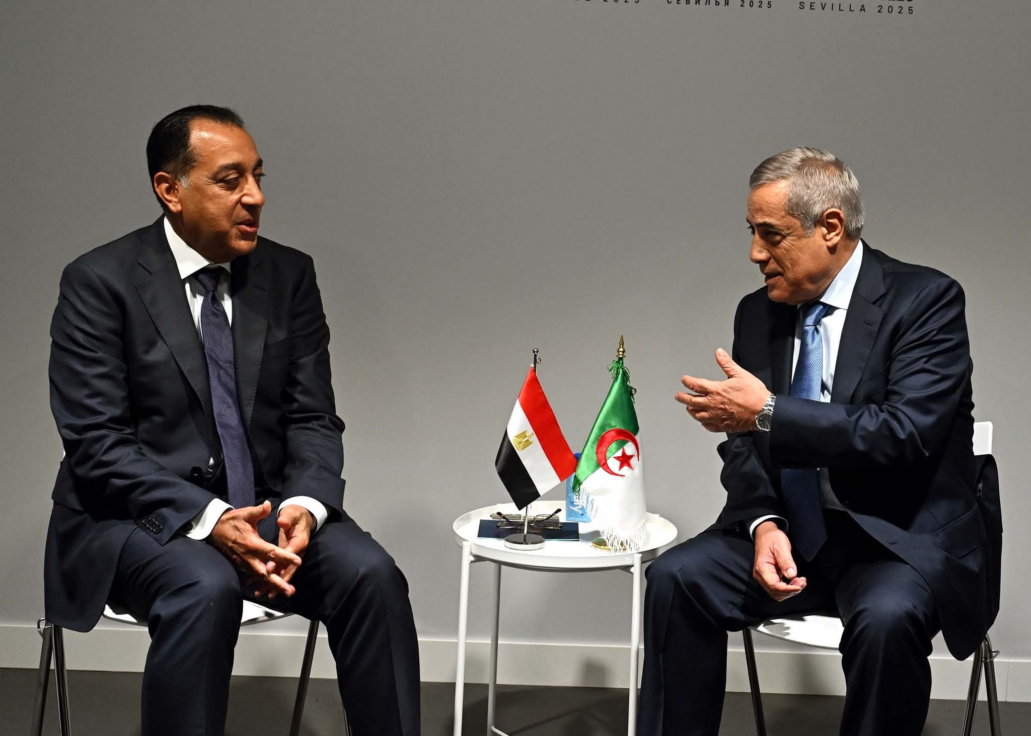 رئيس الوزراء يبحث مع نظيره الجزائرى دعم وتعزيز العلاقات الثنائية