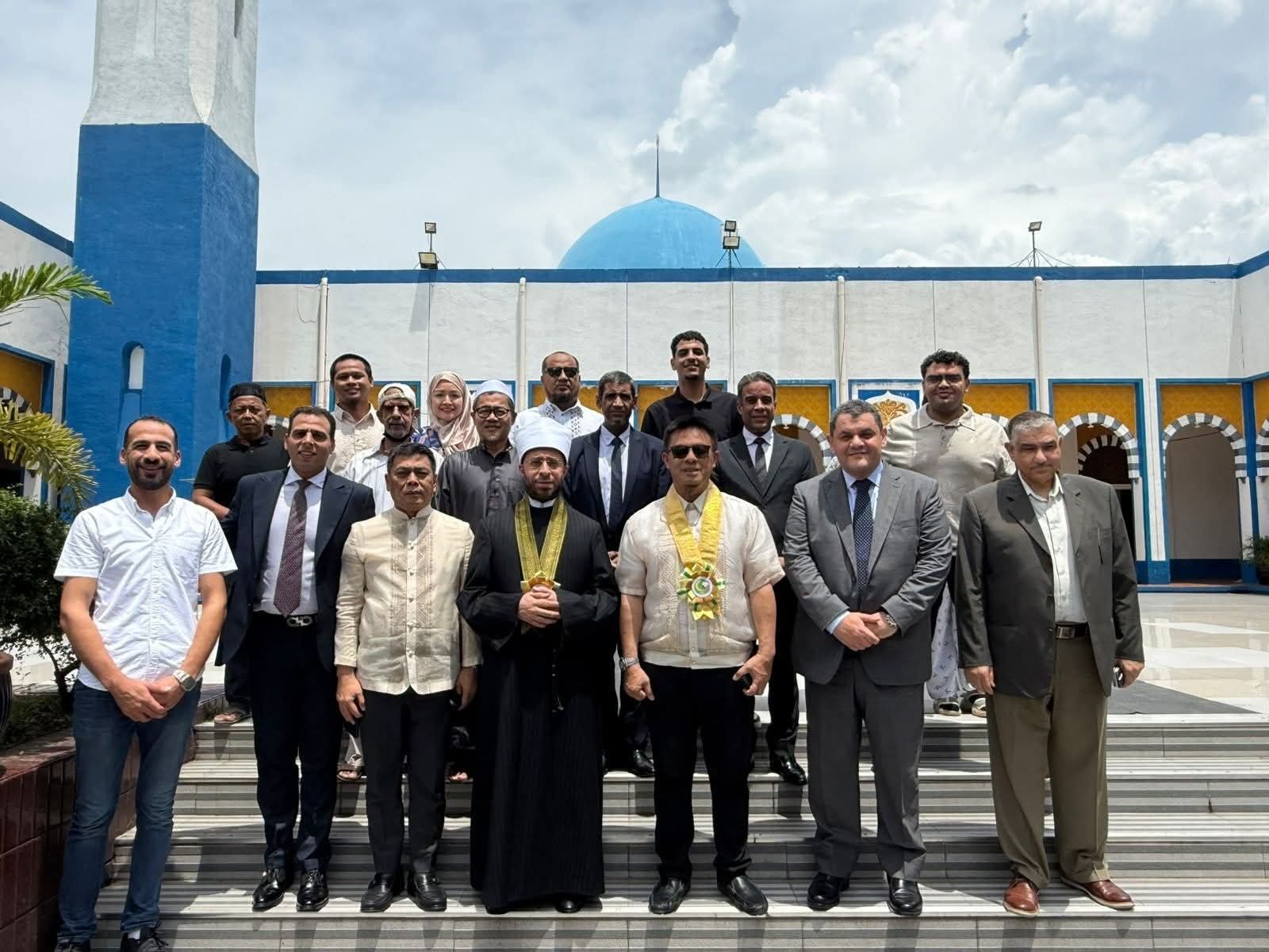 وزير الأوقاف يزور المسجد الأزرق في الفلبين ويلتقي الجالية المسلمة