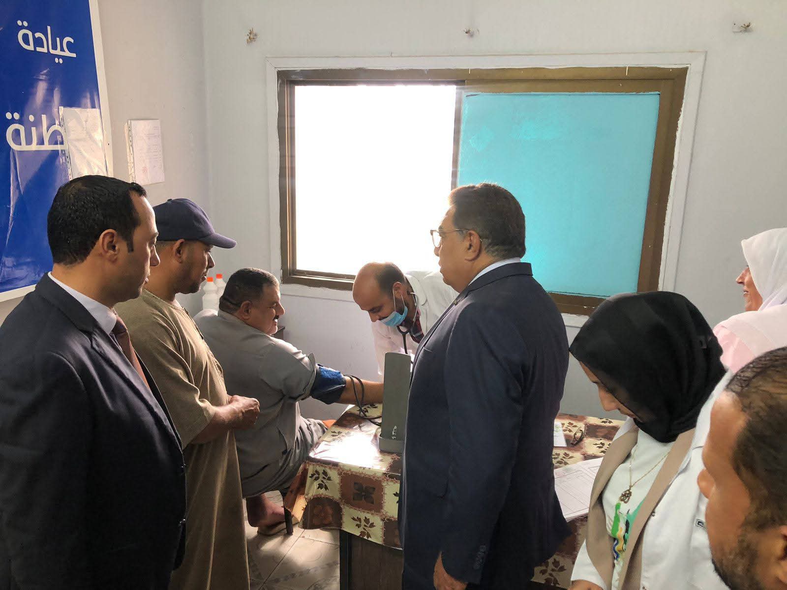 محافظ الدقهلية يفاجىء مستشفى جمصة.. ويوجه بإضافة سريرين إضافيين للعناية المركزة 