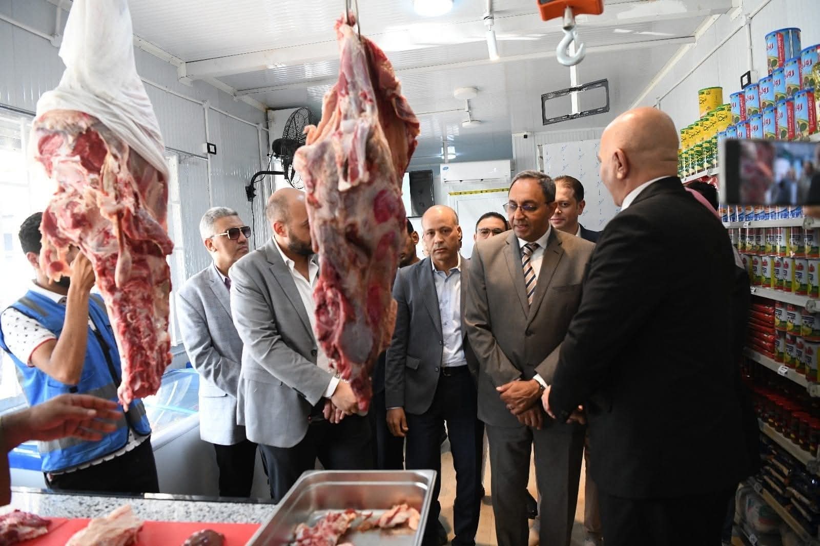 محافظ قنا يفتتح منفذ "حياة كريمة" لبيع اللحوم والسلع الغذائية بأسعار مخفضة
