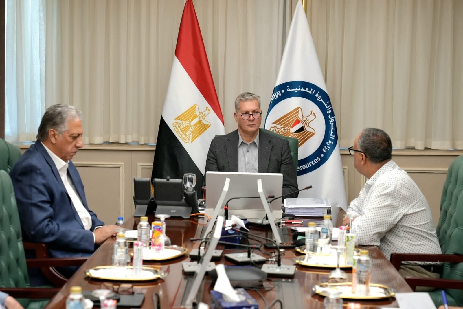 العثور على المفقودين بحادث البارج البحرى.. ووزير البترول يتابع