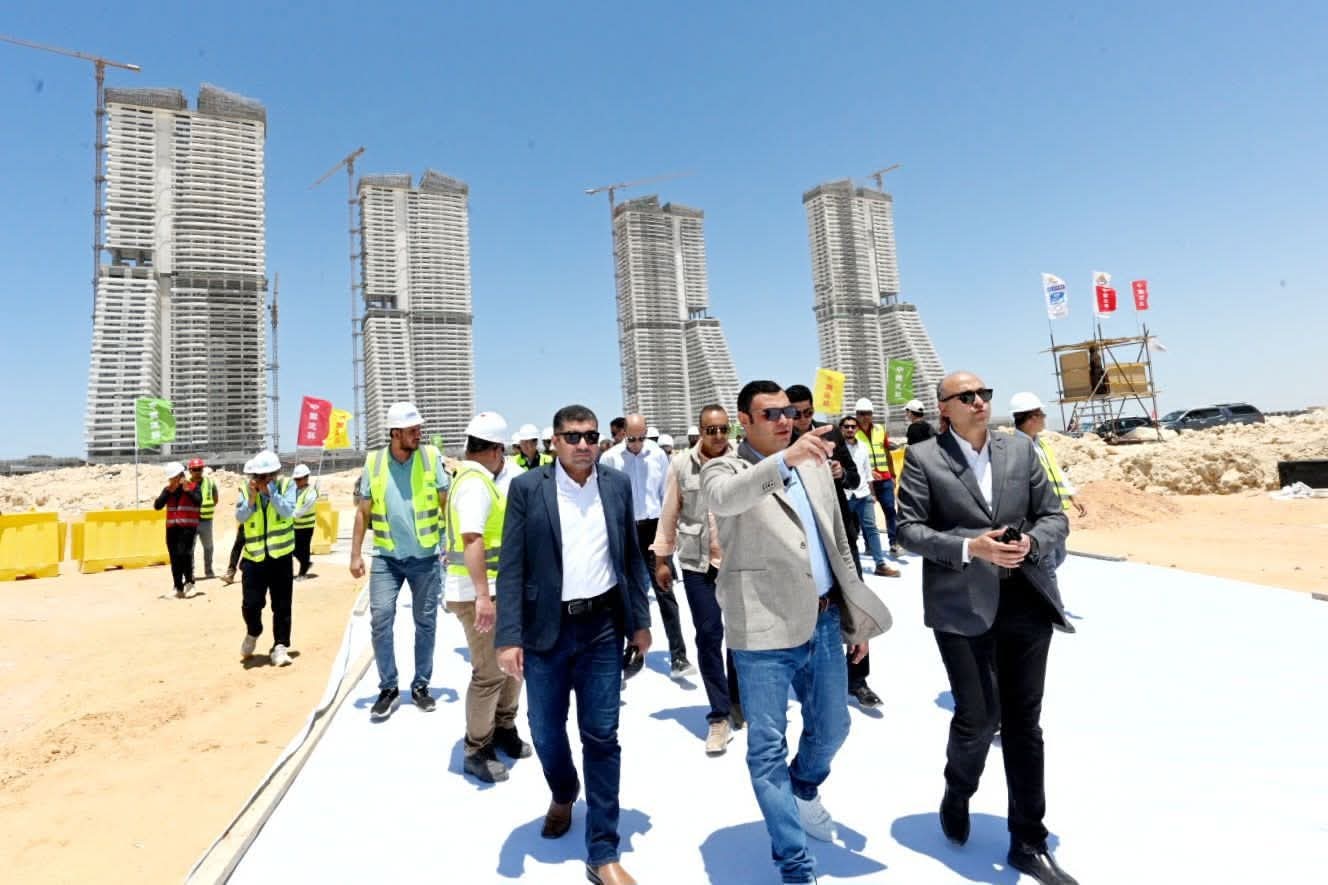 وزير الإسكان يتفقد أبراج "الداون تاون" وبحيرات "العلمين داون تاون لاجون"