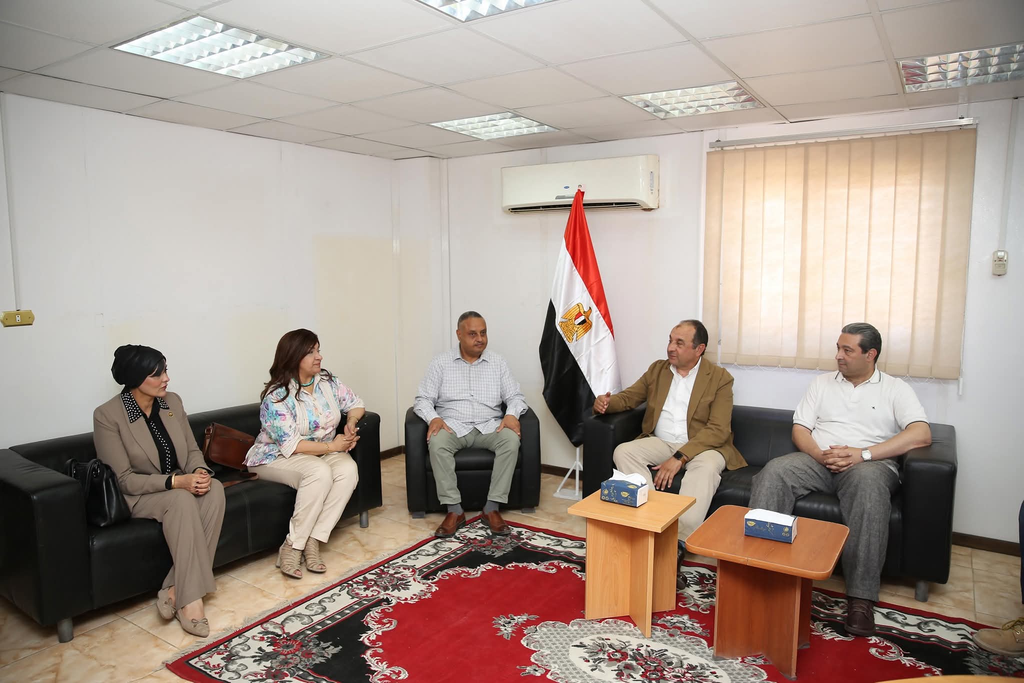 وزير قطاع الأعمال يتفقد شركة دمياط للغزل والنسيج