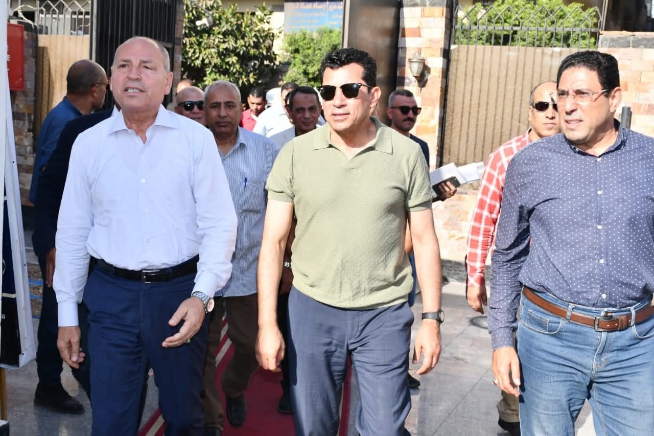 وزير الشباب ومحافظ القاهرة يتفقدان المركز الرياضى بشبرا
