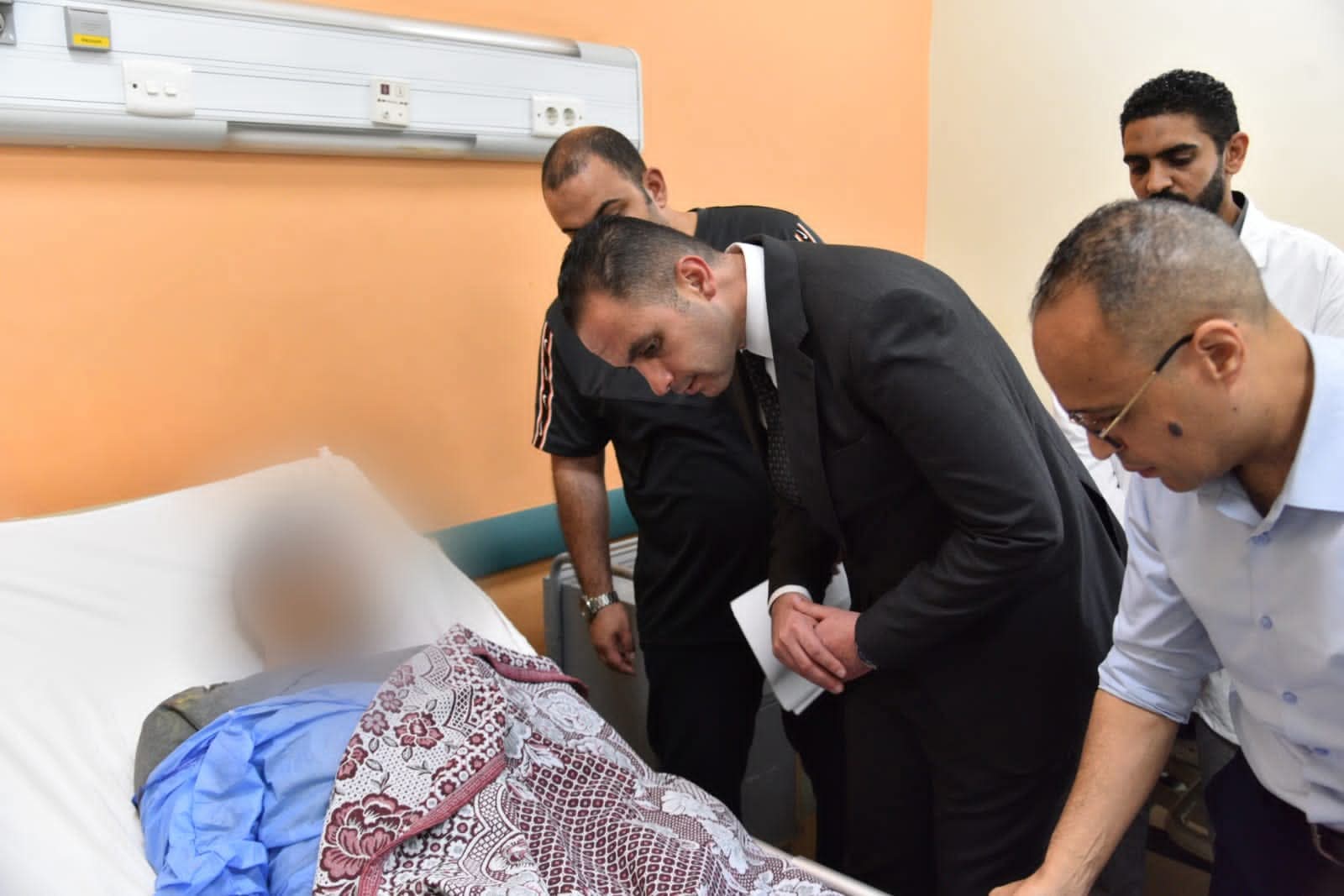 «نائب وزير الصحة» يطمئن على مصابى حادث الدائرى الإقليمى بمستشفى الباجور بالمنوفية