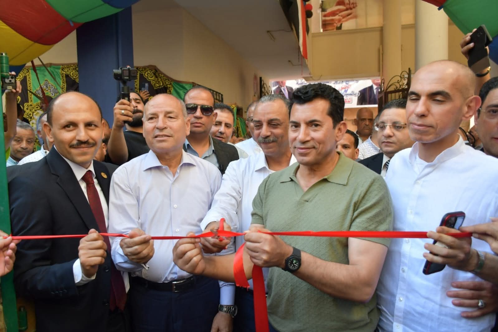 وزير الرياضة ومحافظ القاهرة يفتتحان الملعب الخماسى بمركز شباب شبرا