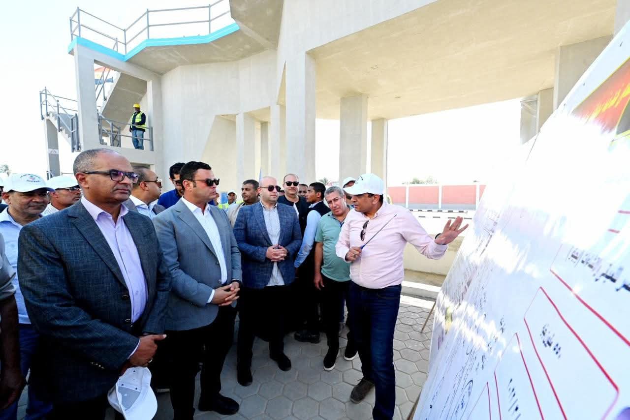 وزير الإسكان يتفقد محطة معالجة صرف صحى طحا البيشة
