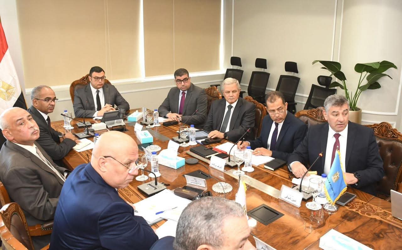 وزير الإسكان يتابع مشروعات مياه الشرب والصرف بالمنيا