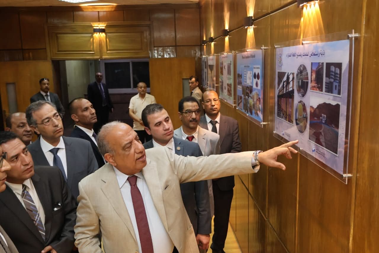 وزير الكهرباء يتفقد هيئة المواد النووية ويستعرض مشروعات العمل الحالية