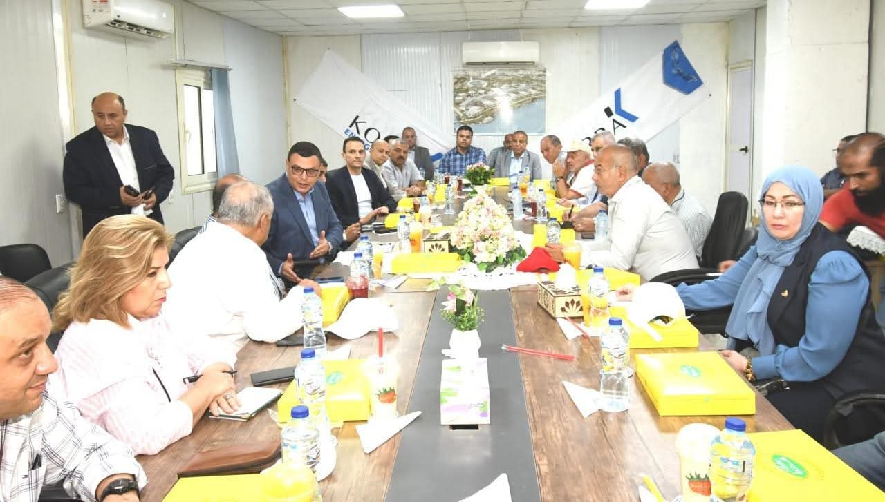 وزير الإسكان يلتقى الشركات العاملة بحدائق تلال الفسطاط