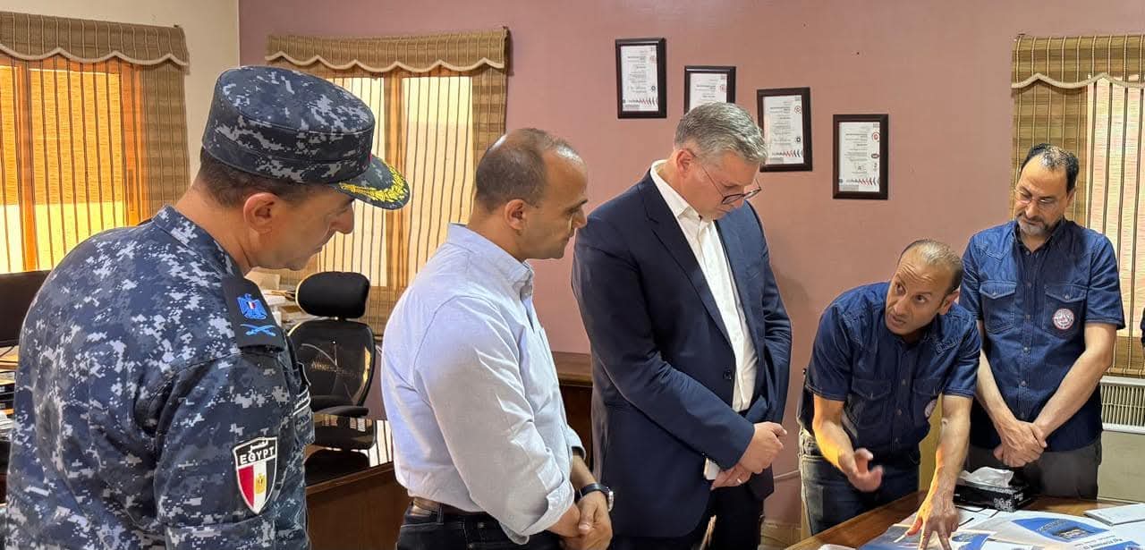 "بدوى" يزور أهالى المفقودين فى انقلاب البارج البحرى