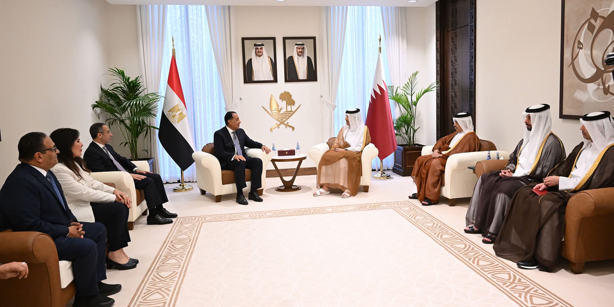 رئيس الوزراء يبحث مع نظيره القطري دعم الاستثمارات المشترك