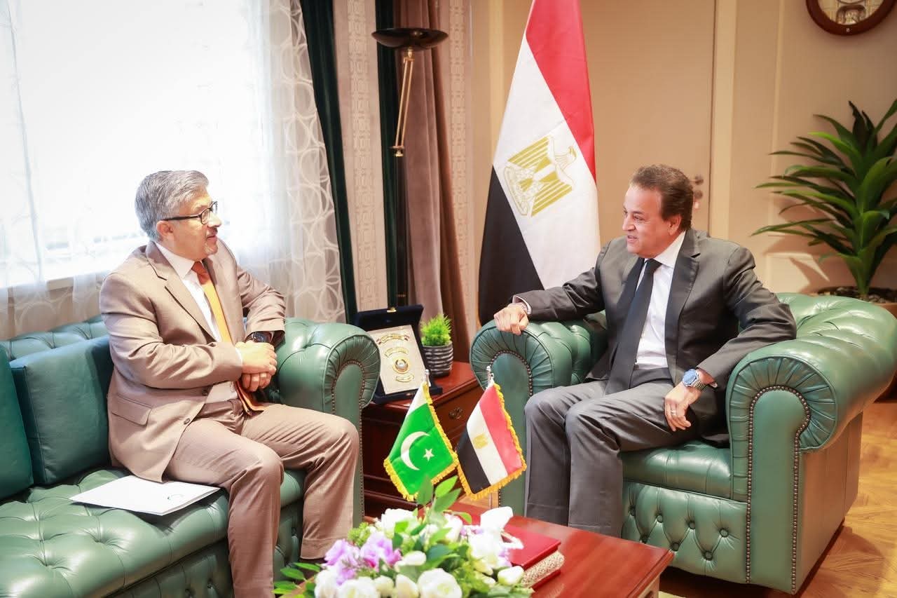 وزير الصحة يبحث مع السفير الباكستانى التعاون فى مكافحة الأمراض الوبائية