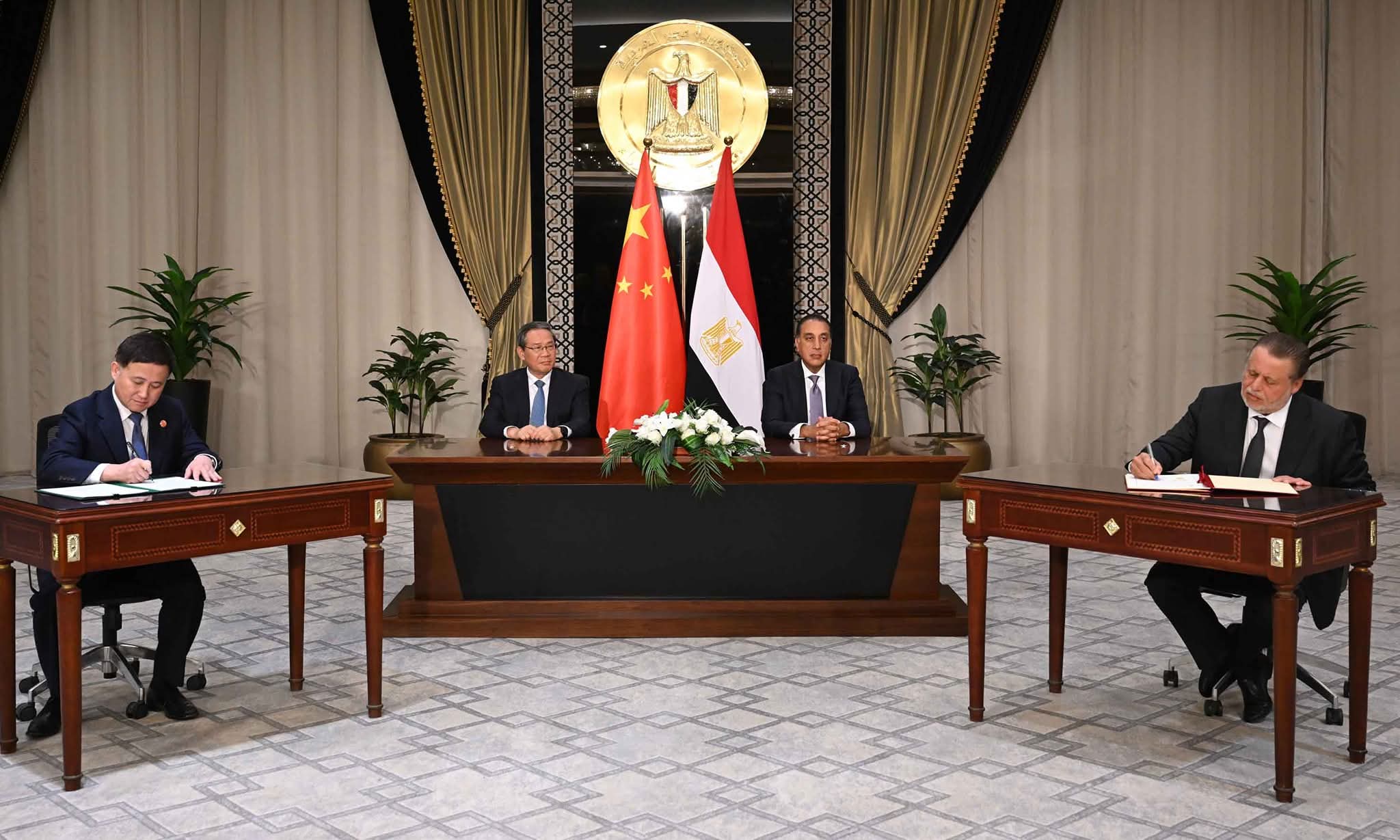 مجموعة وثائق لتعزيز التعاون المشترك بين مصر والصين