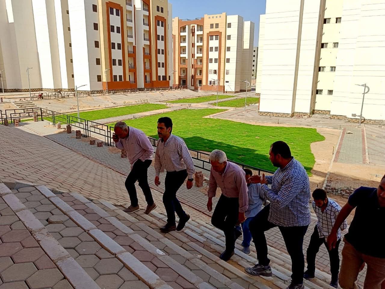 وزير الإسكان يتابع تنفيذ المشروعات السكنية بالعبور الجديدة