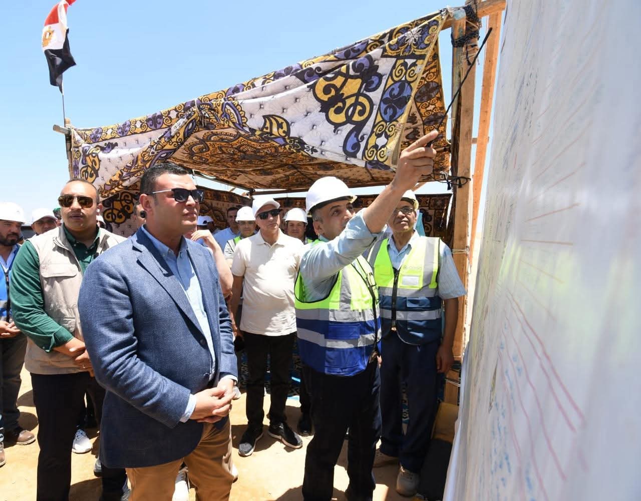 وزير الإسكان يتفقد محاور الطرق ومحطة تنقية مياه الشرب الجديدة بالسادات