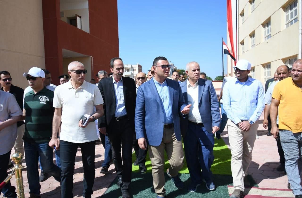 وزير الإسكان يتفقد الطرق والمحاور ومحطة رفع صرف صحى بالنوبارية الجديدة
