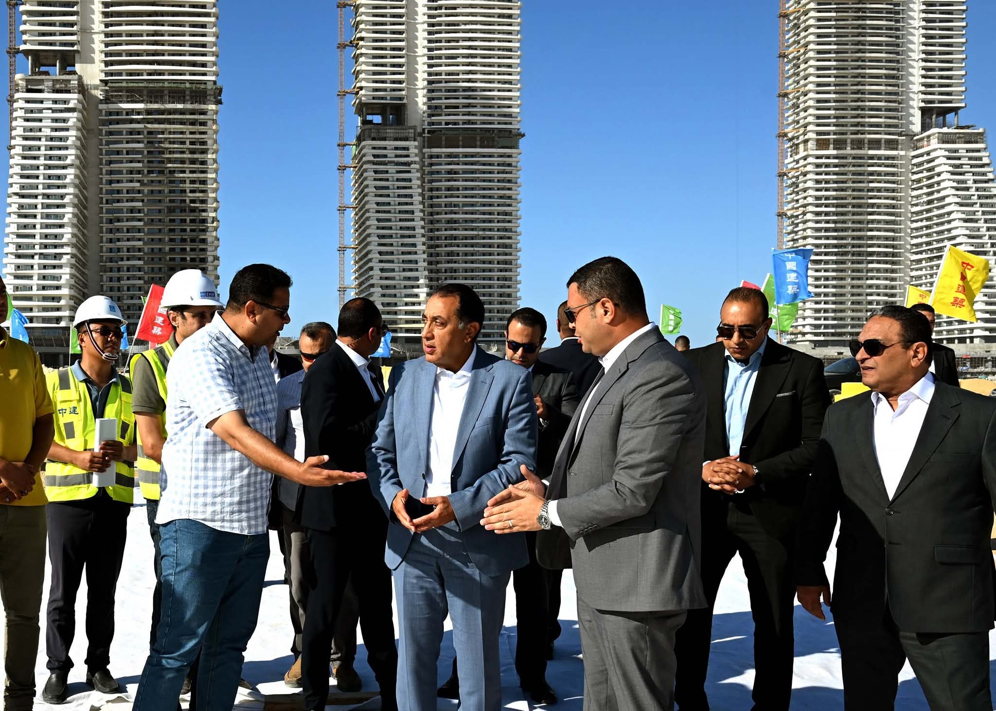 رئيس الوزراء يتفقد أعمال مشروعات "أبراج الداون تاون" و"داون تاون لاجون" بالعلمين الجديدة