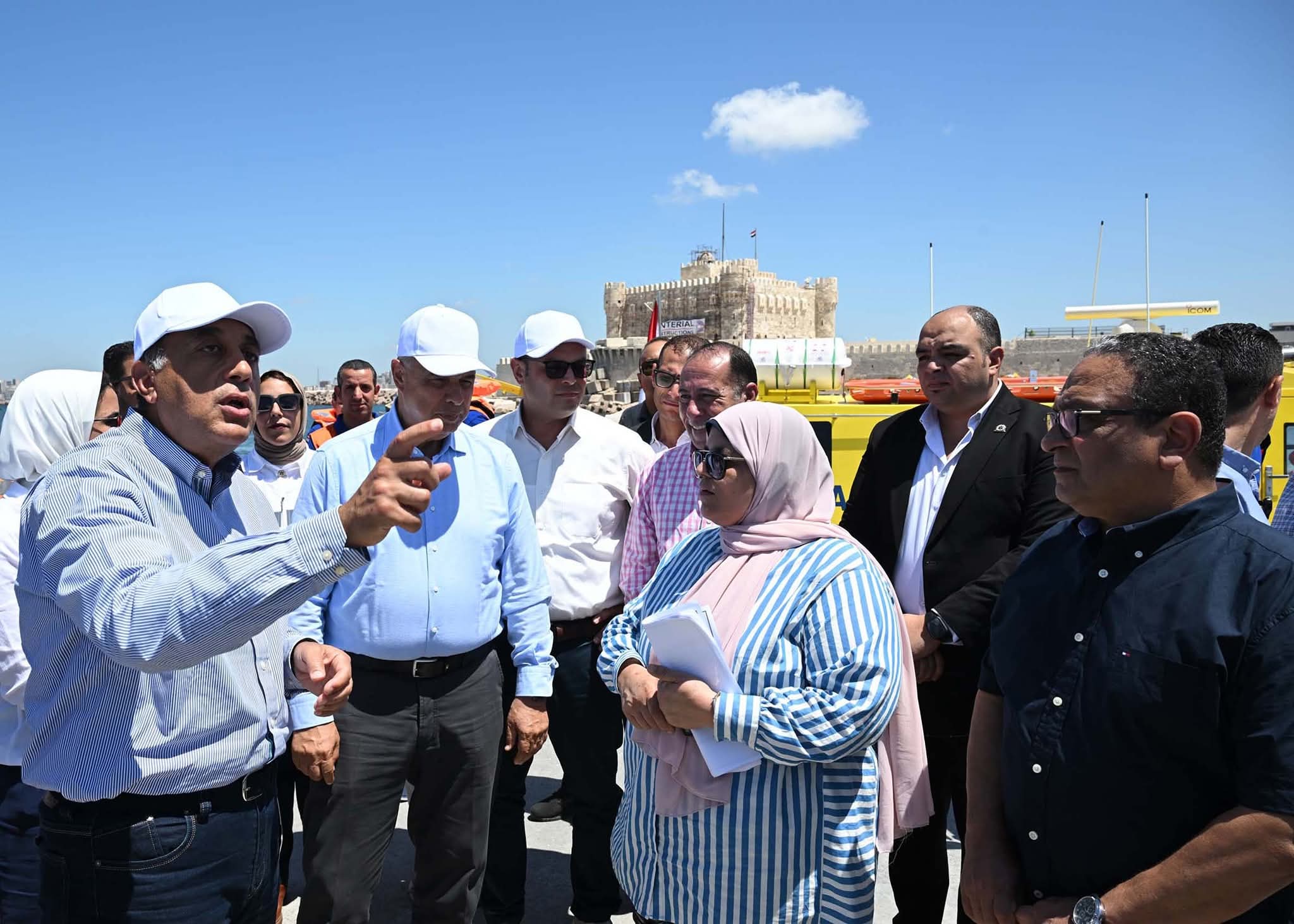 رئيس الوزراء يتفقد أعمال مشروع تنفيذ الحواجز البحرية بالإسكندرية