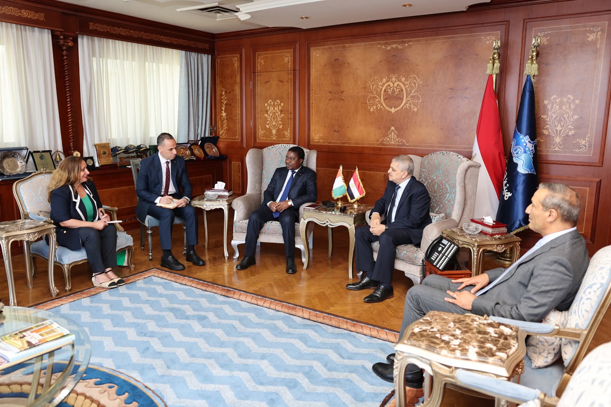 رئيس هيئة قناة السويس يبحث سبل التعاون الثنائي مع السفير الإيفوارى