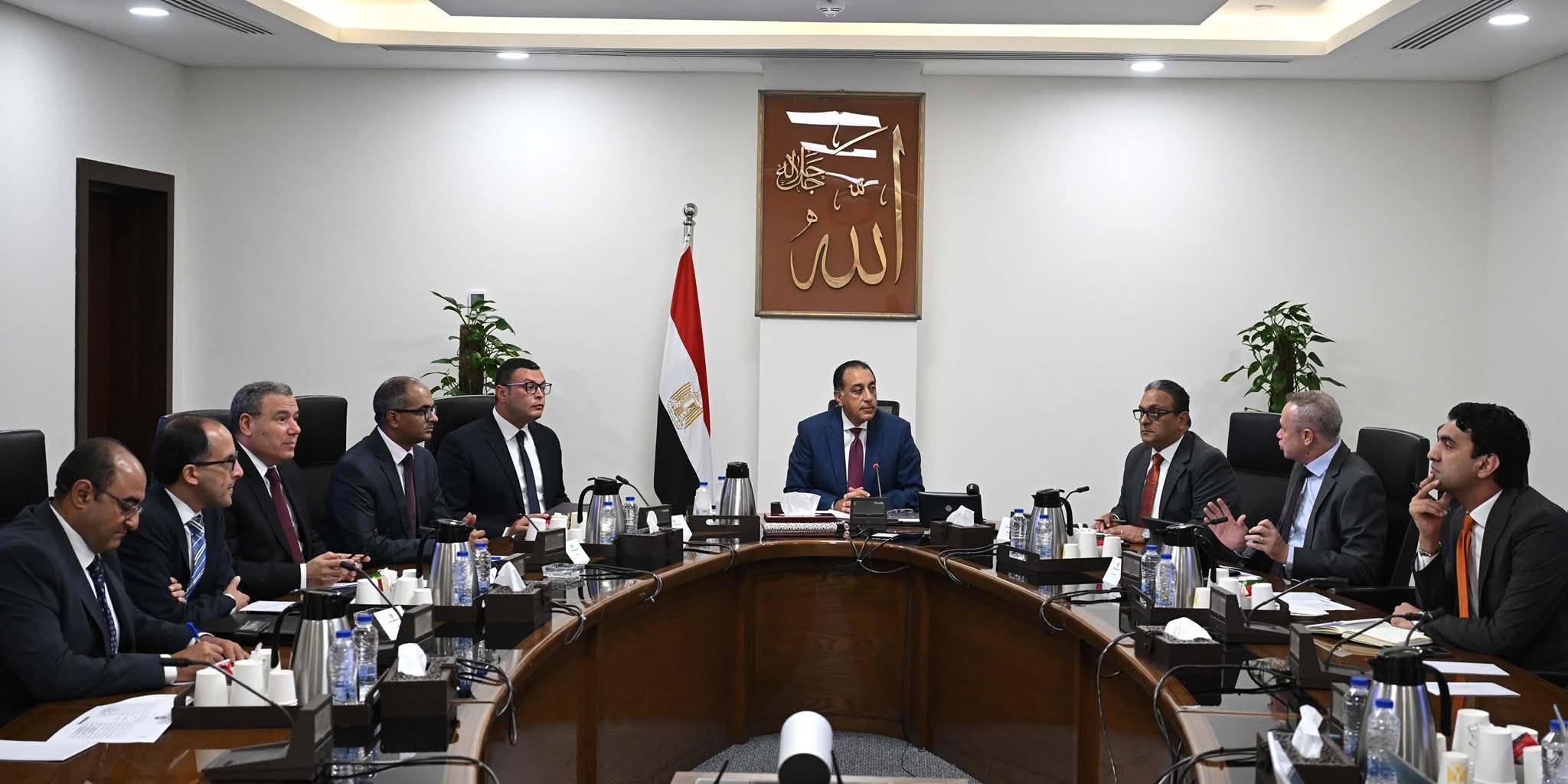 رئيس الوزراء يتابع إجراءات تنفيذ الخطة الإستراتيجية لتحلية مياه البحر