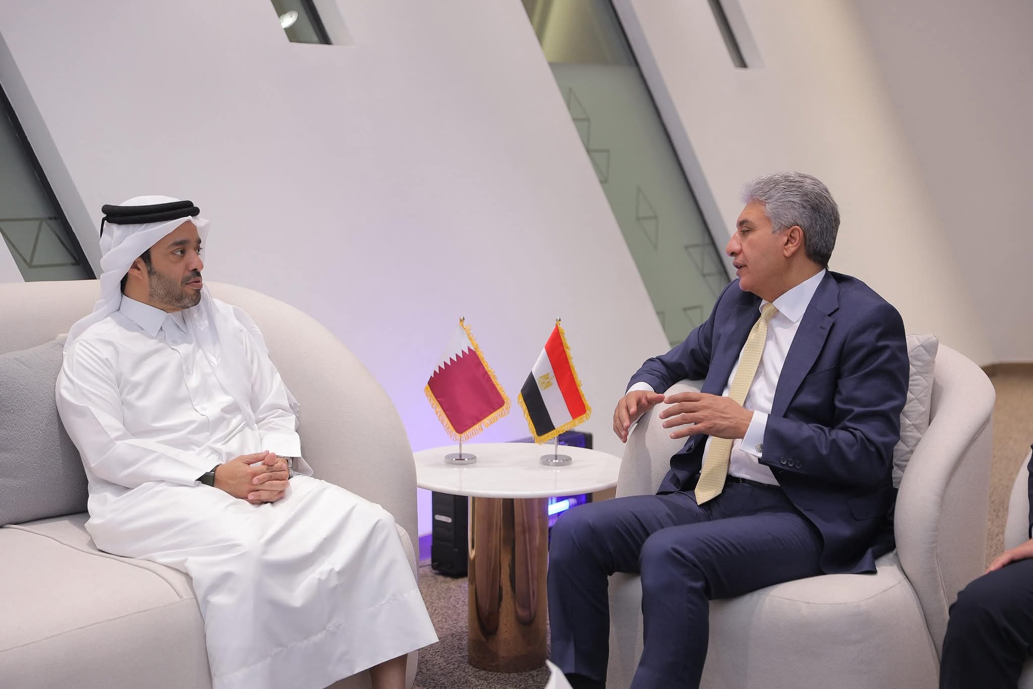 وزير الآثار يبحث مع رئيس هيئة قطر للسياحة تعزيز التعاون