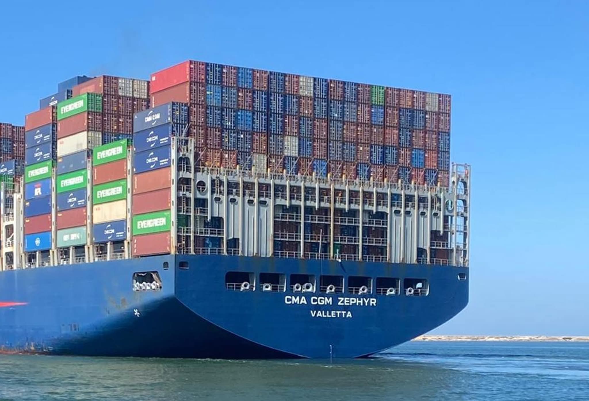 قناة السويس تشهد عبور سفينة الحاويات CMA CGM ZEPHYR