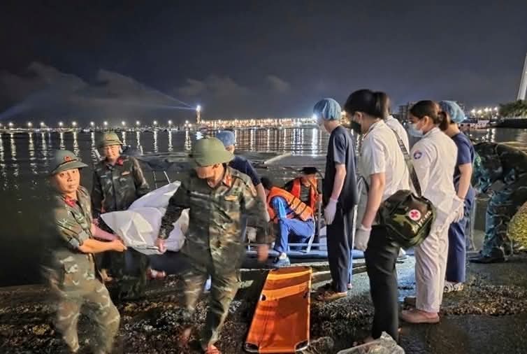 مصرع 34 شخصا وفقد 8 آخرين جراء انقلاب قارب سياحي في فيتنام