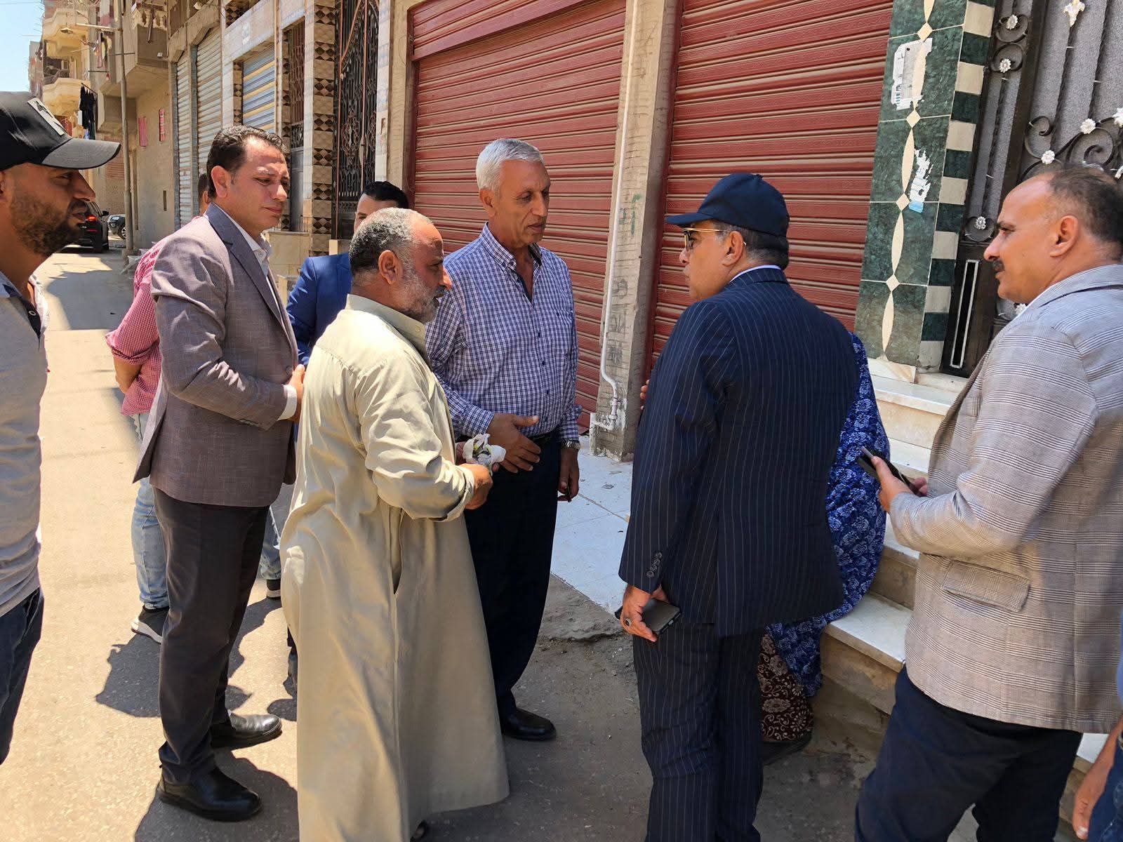 محافظ الدقهلية بين مواطنى نبروه للاطمئنان على وصول مياه الشرب بالبر الشرقى