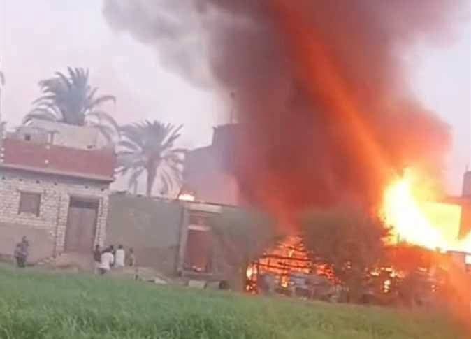 منازل برخيل بسوهاج تأكلها النار دون معرفة السبب..وذعر بين الأهالي