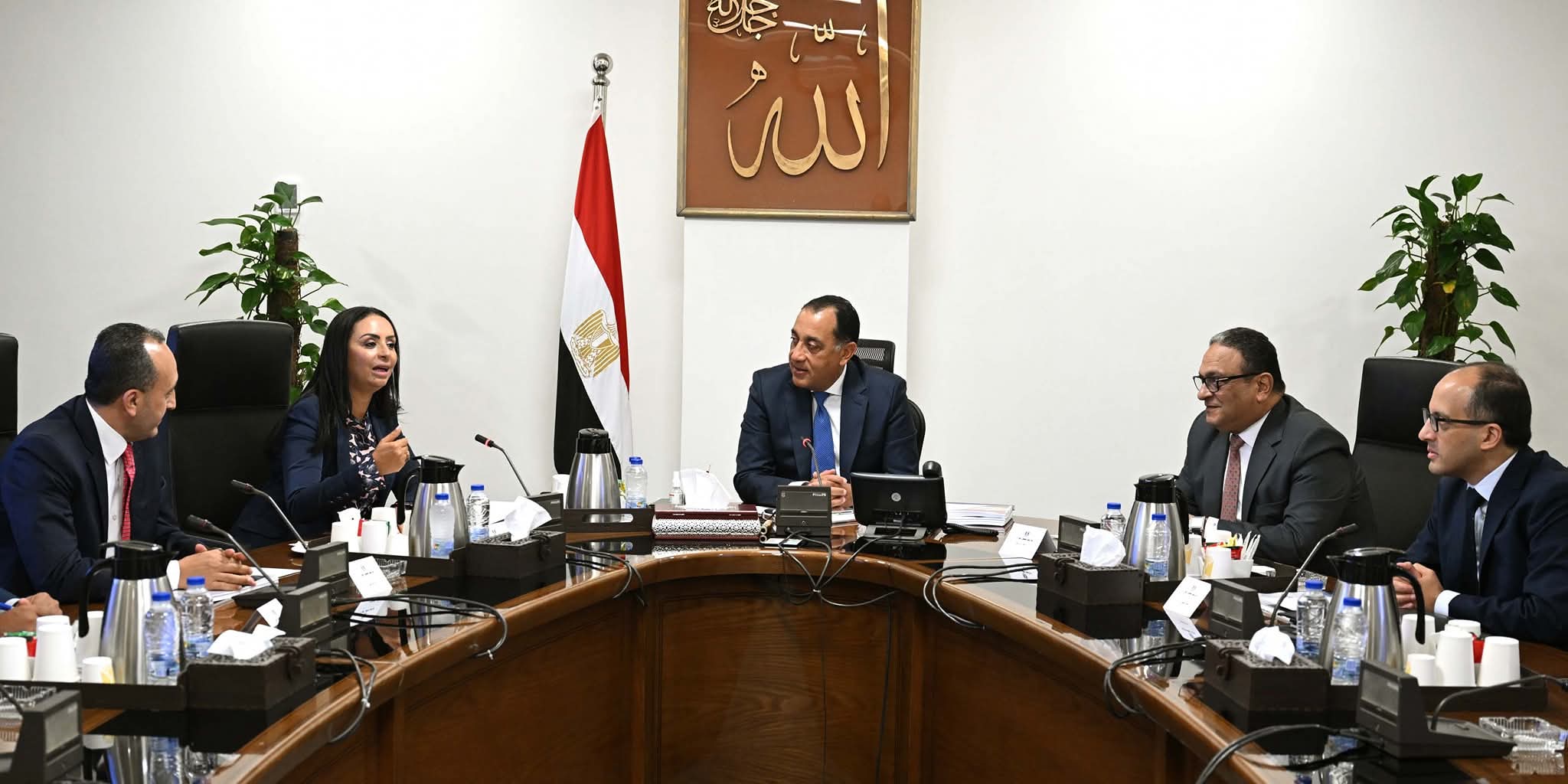رئيس الوزراء يُتابع مع وزيرة التضامن ملفات العمل 