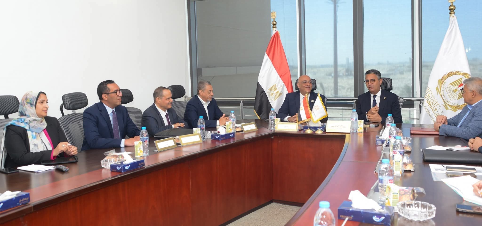 وزير التموين يبحث مع رئيس جهاز تنمية المشروعات تطوير منافذ تجارة التجزئة 