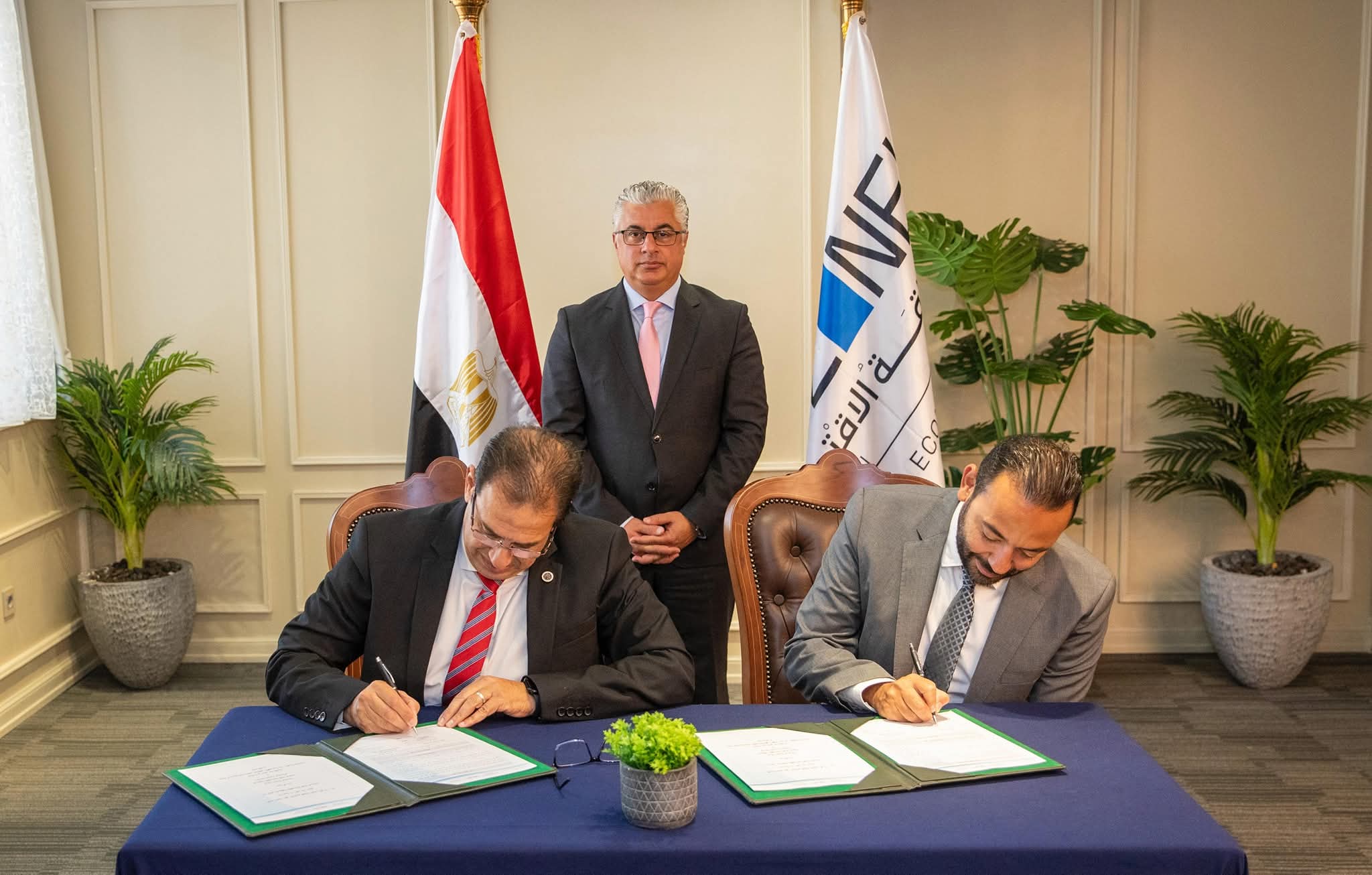 رئيس اقتصادية قناة السويس يشهد توقيع عقد مشروع شركة “CWA” للمنسوجات بالمنطقة الصناعية بالسخنة