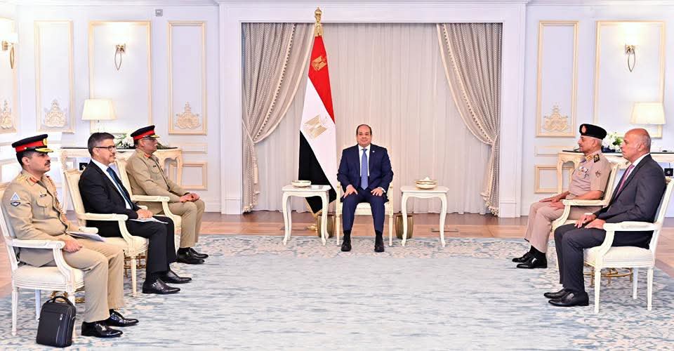 الرئيس يبحث مع مسؤول عسكري باكستانى مستجدات الأوضاع بالمنطقة