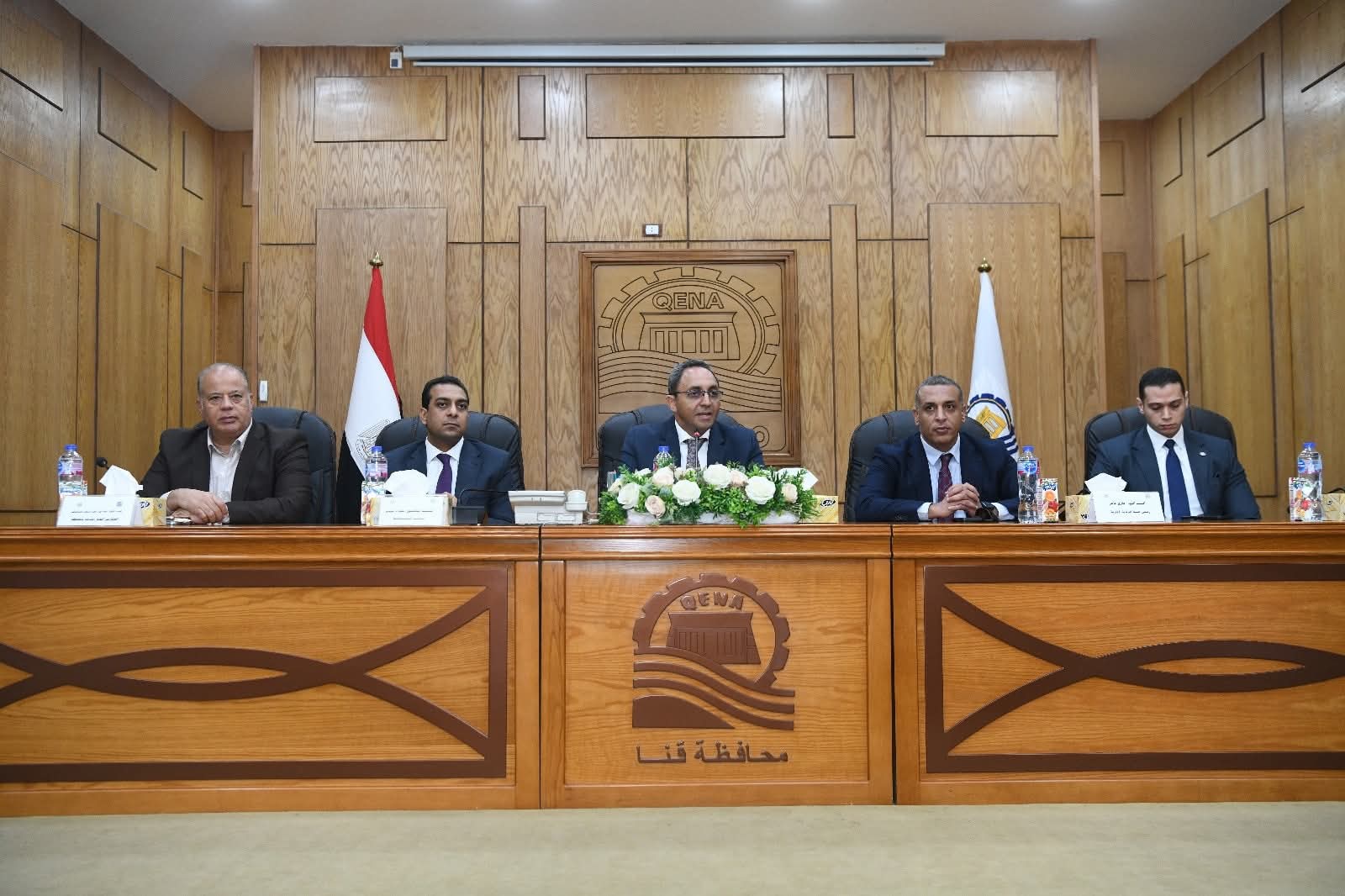 محافظ قنا يدعو إلى التزام كافة الجهات الإدارية بالمعايير الرقابية والحوكمة الرشيدة