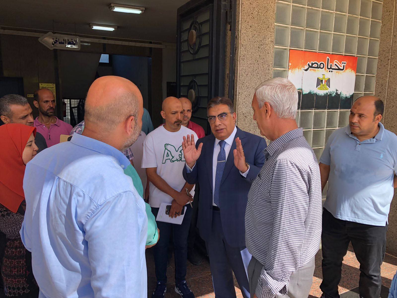 محافظ الدقهلية يشيد بالأداء المتميز للعاملين فى الخط الساخن وبوابة الشكاوى بشركة المياه