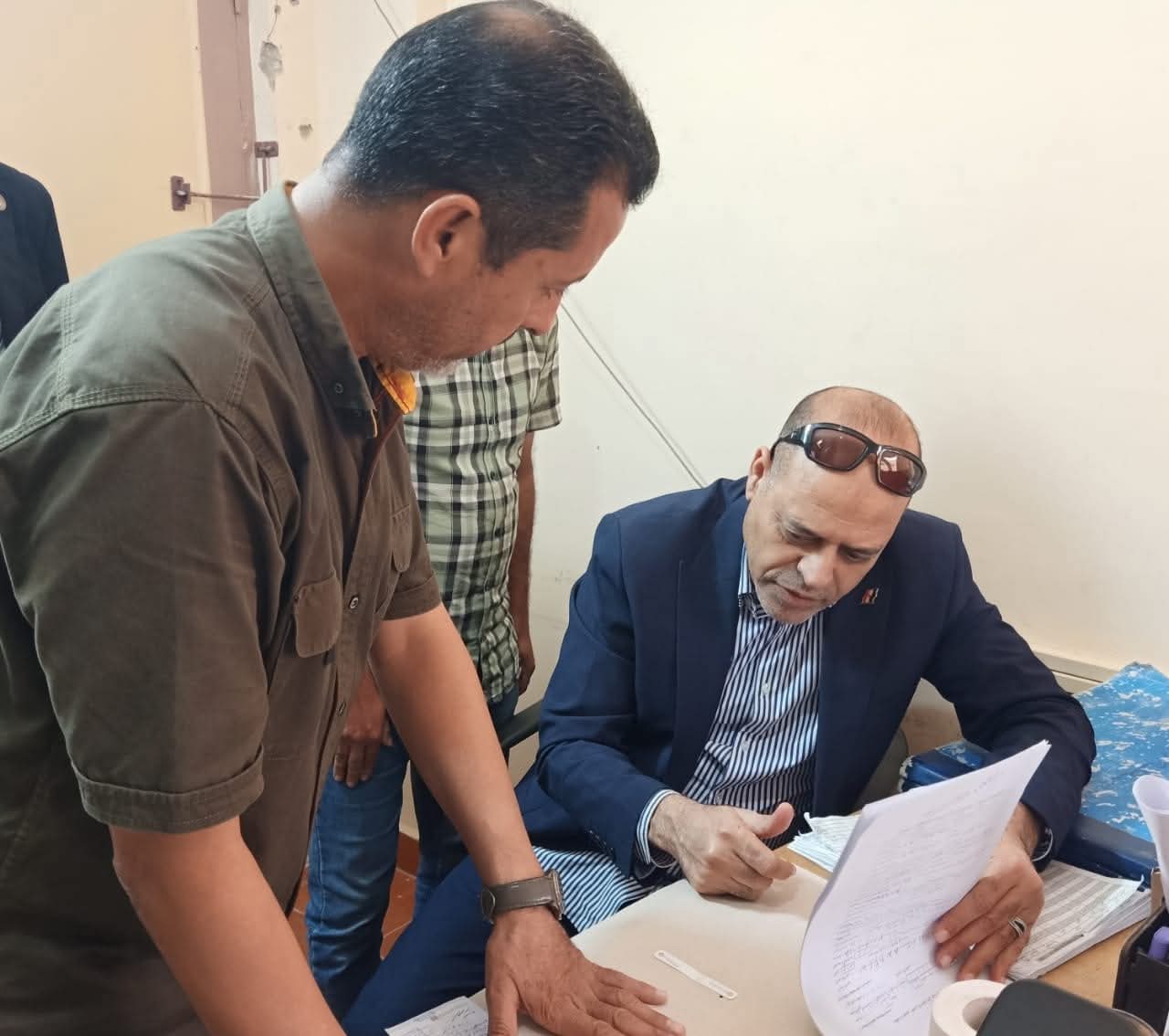 جبران يفاجئ مكتب عمل الضبعة.. ويوجه بغلق مكتب العلمين