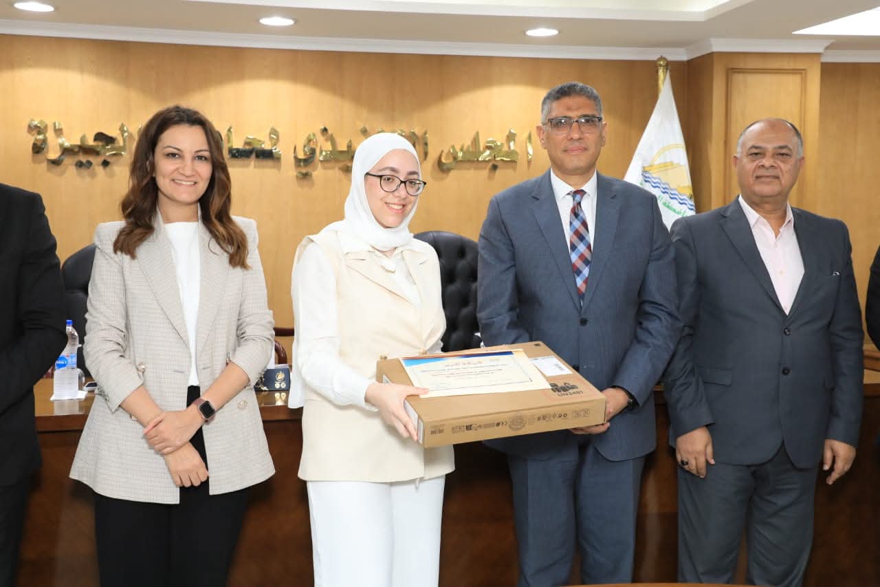 محافظ الجيزة يُكرِّم أوائل الثانوية العامة والدبلومات الفنية