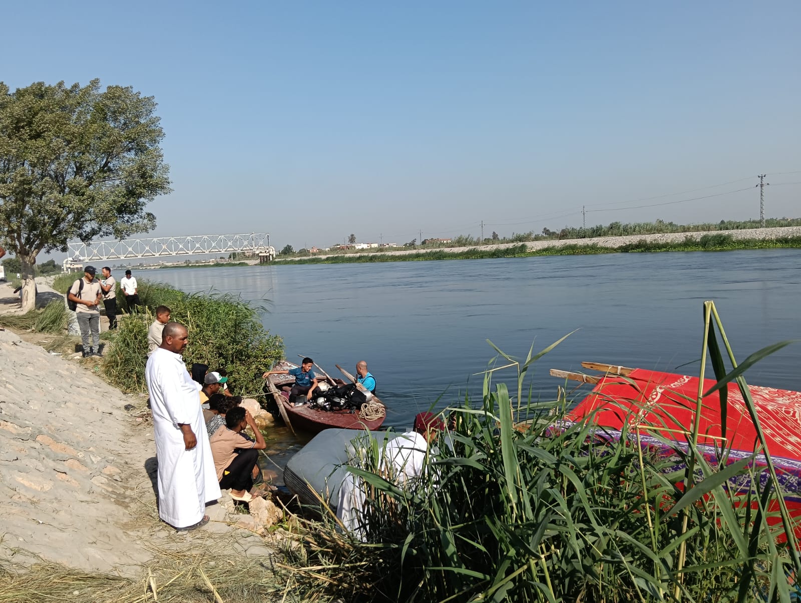 بعد انتشال ثلاثة جثامين .. الإنقاذ النهري يكثف جهوده للبحث عن صغيرة مفقودة بترعة النوبارية