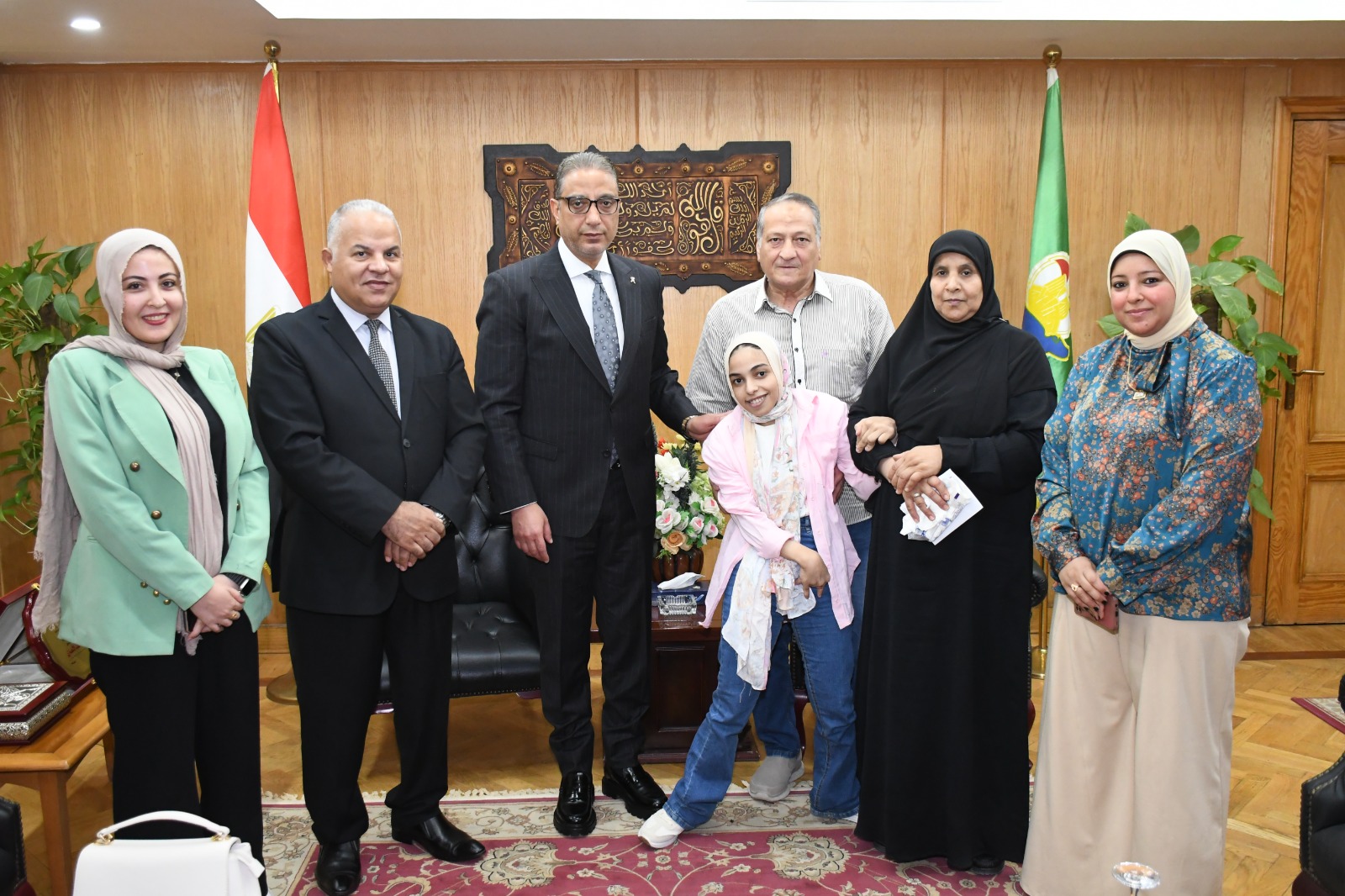 محافظ الفيوم يكرّم طالبة  من ذوي الهمم تقديرًا لتفوقها بالثانوية العامة - الخبر لايف