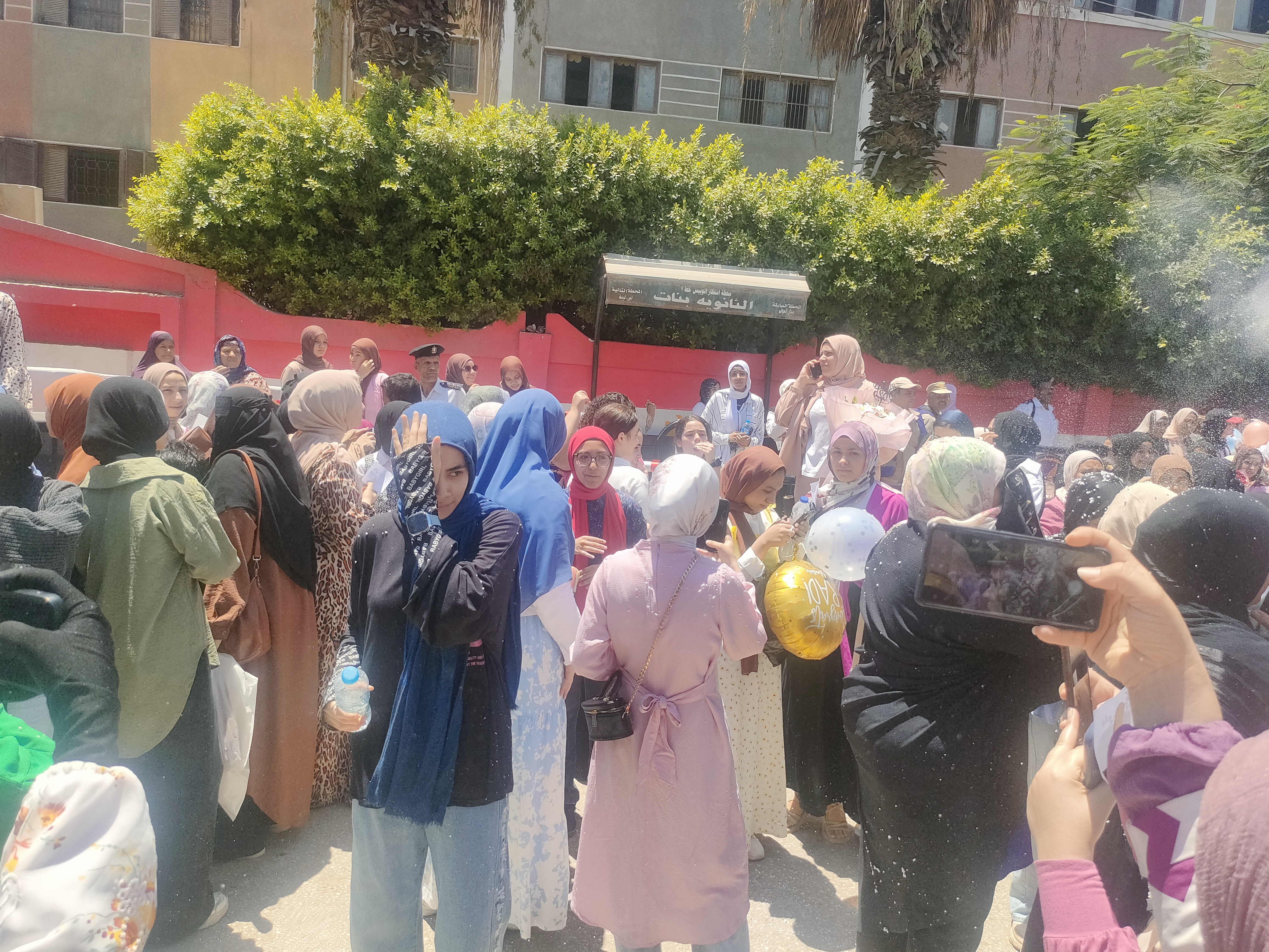 طلاب الثانوية العامة بالفيوم يحتفلون بنهاية الامتحانات.. رقص وزغاريد وزفة بلدي أمام المدارس - الخبر لايف