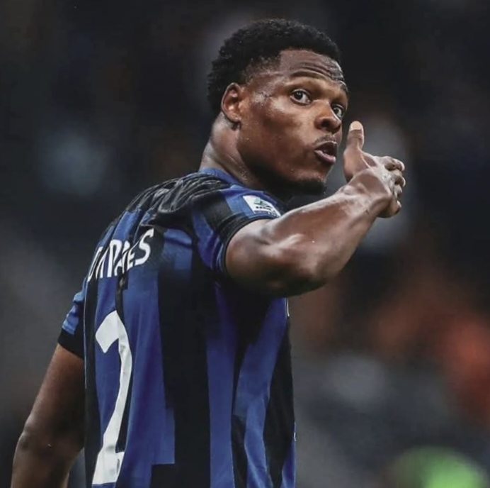 مانشستر سيتى ينضم إلى برشلونة فى سباق التعاقد مع دينزل دومفريس - الخبر لايف